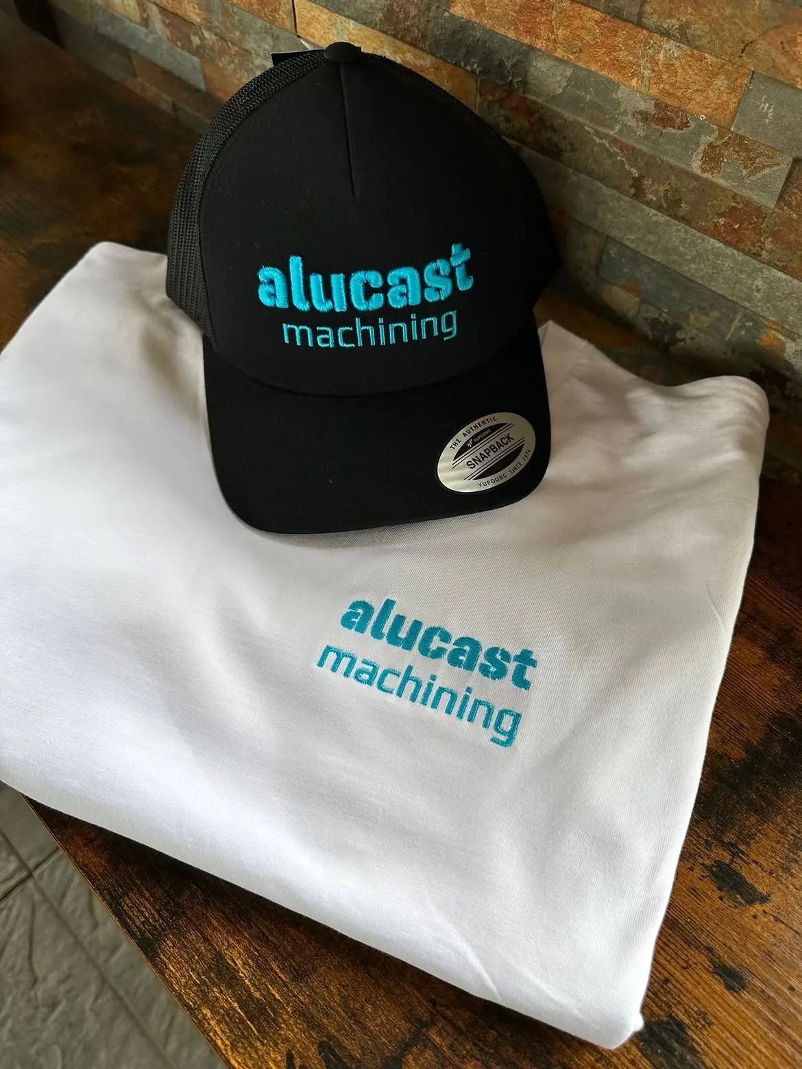 Kšiltovka a mikina s vyšívaným logem Alucast Machining