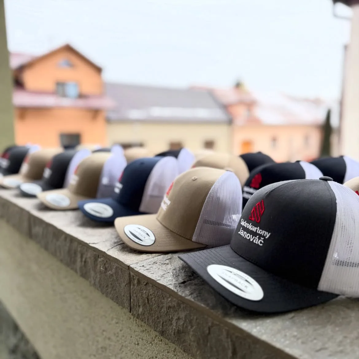 Řada vyšívaných kšiltovek